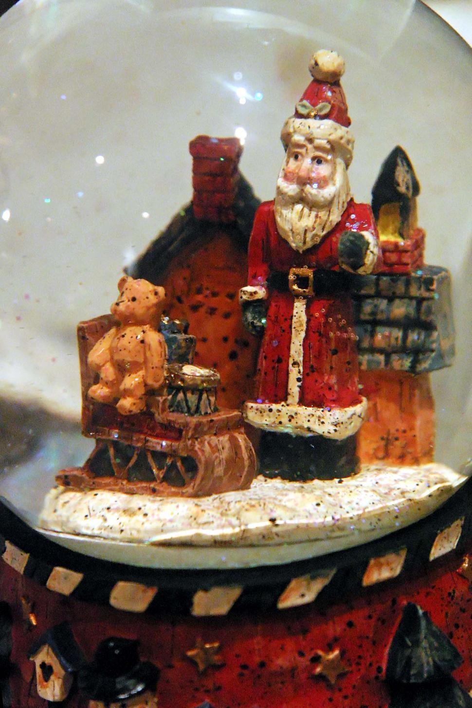 Free Image of Snow Globe With Santa Claus 