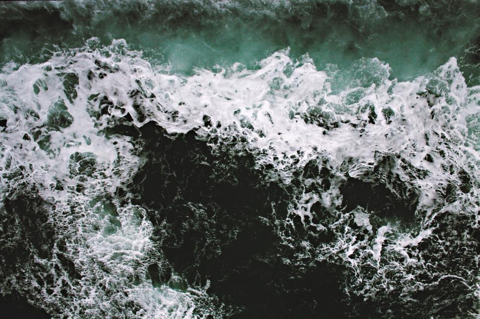 Free Image of Ocean Waves Crashing on Shore 