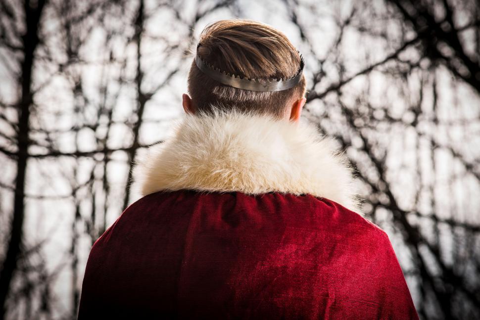 Free Image of Man Wearing Red Cape With White Fur Collar 