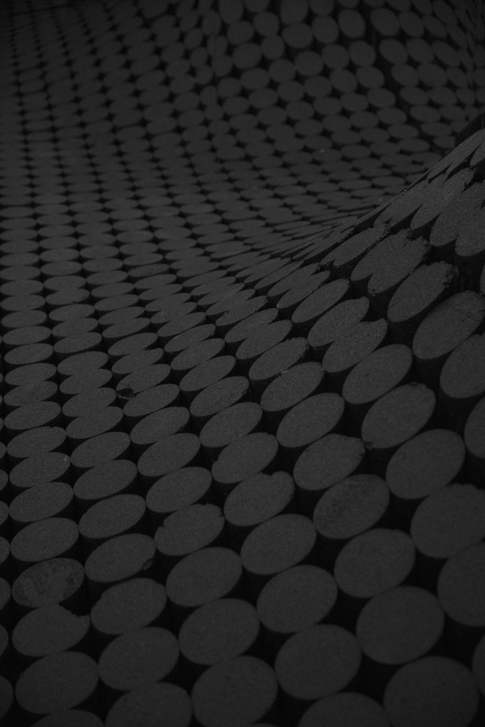 Free Image of Pattern of Circles in Black and White 