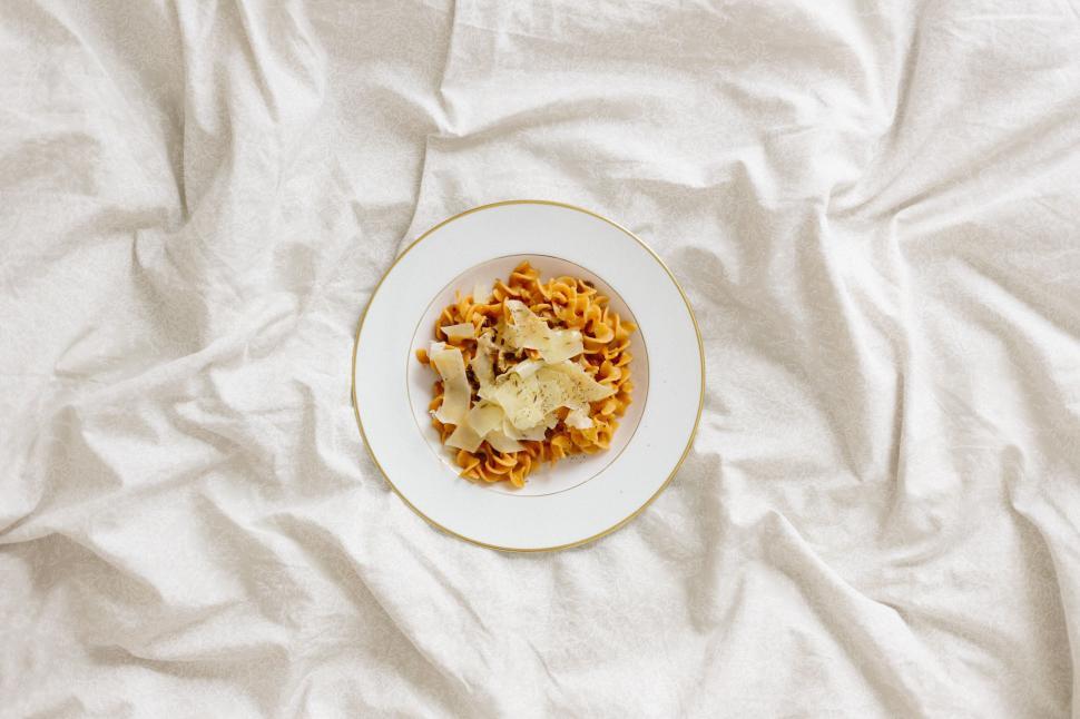Free Image of A Bowl of Cereal on a Plate on a Bed 