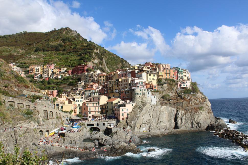 Free Image of Cliffside Village Overlooking Ocean 