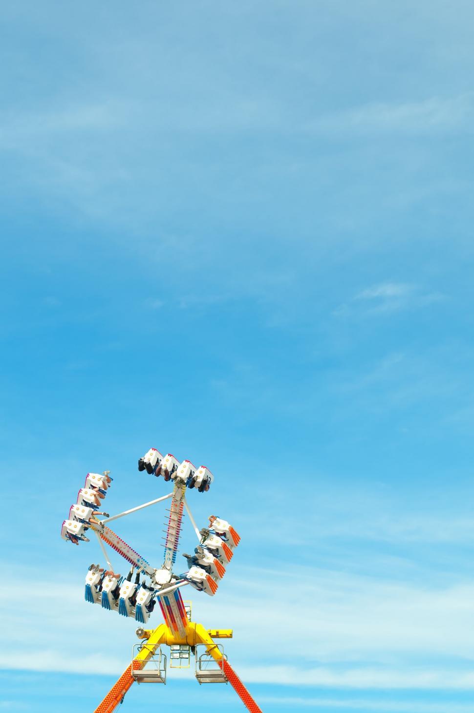 Free Image of Ferris Wheel in the Middle of a Blue Sky 