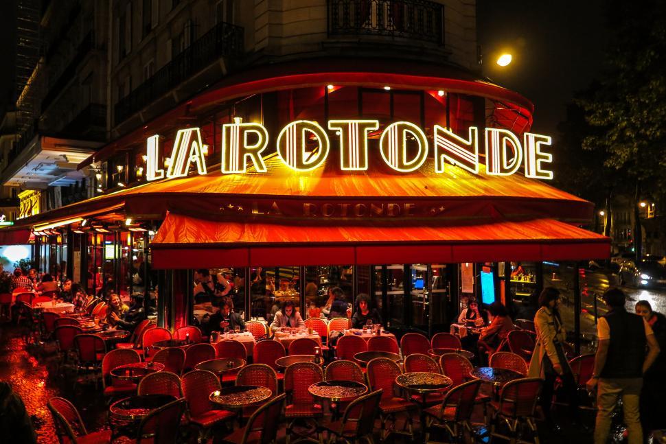 Free Image of Paris restaurant at night 