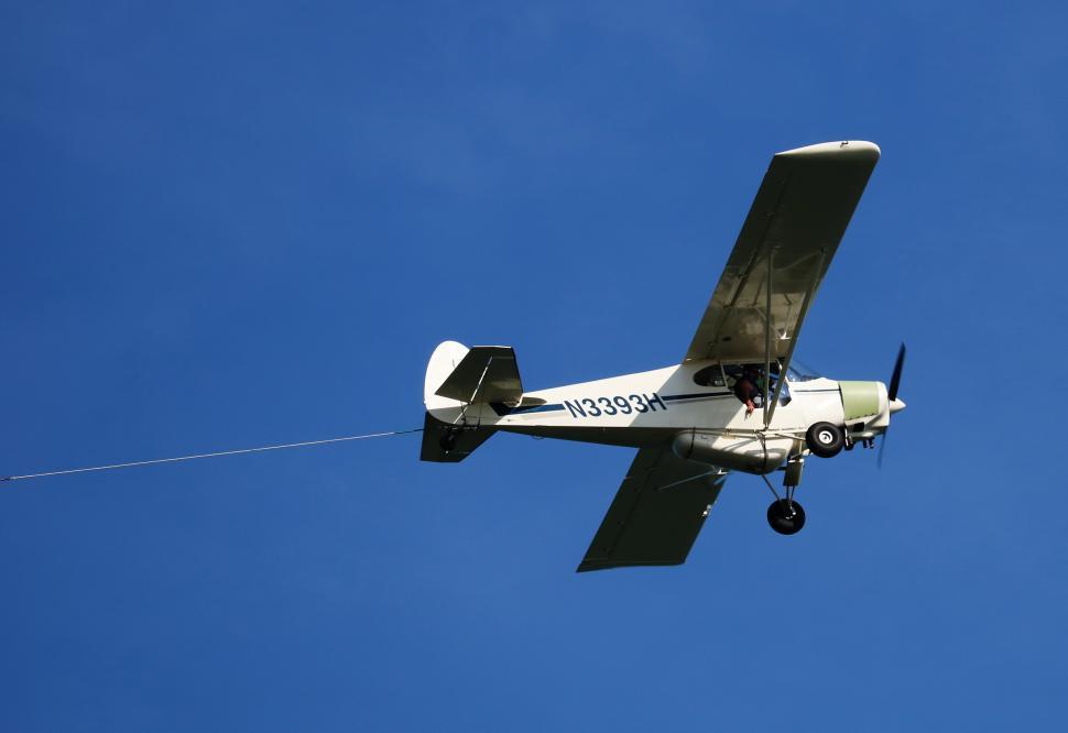 Free Image of Tow Plane  