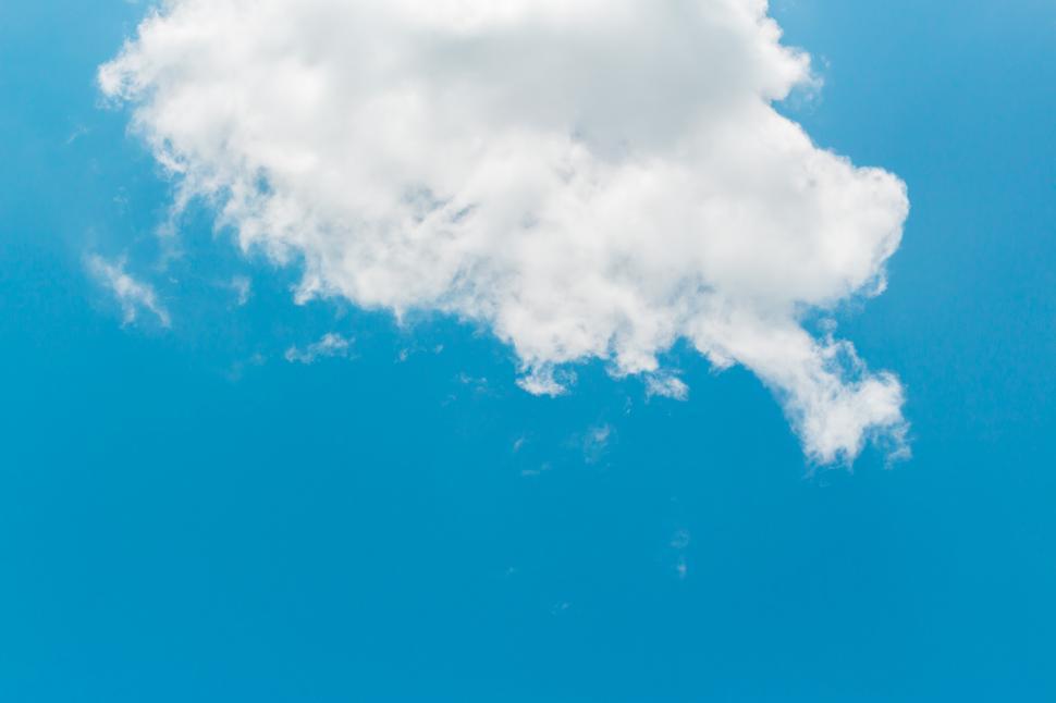 Free Image of blue sky with cloud closeup  