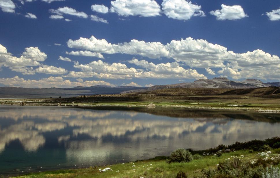 Free Image of Mono Lake with clouds 