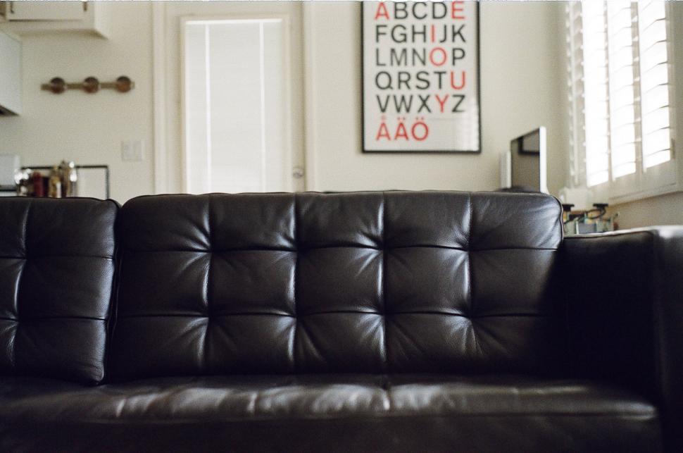 Free Image of Black Leather Couch in Living Room 