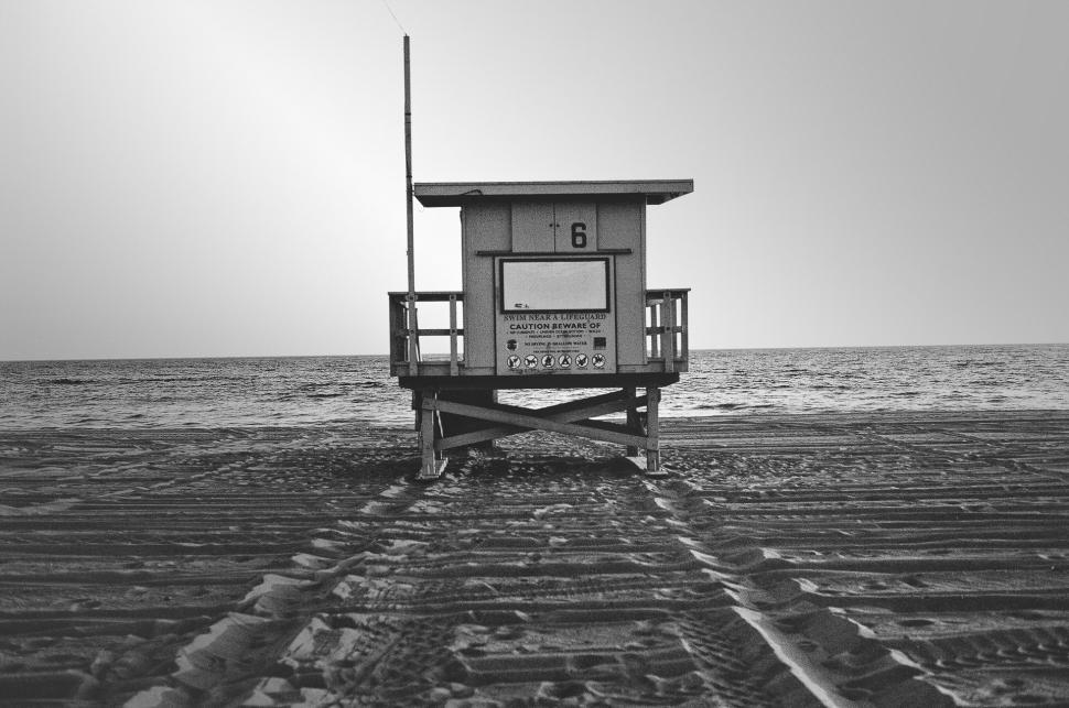Free Image of Lifeguard Tower Overlooking Beach and Ocean 