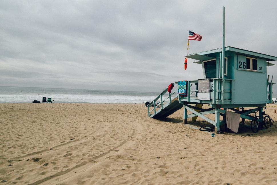 Free Image of Lifeguard Tower on Beach With Flag Flying 