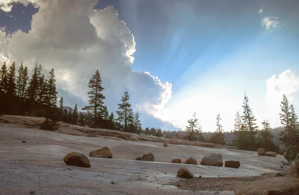 Free Image of Sunlight beams and clouds 