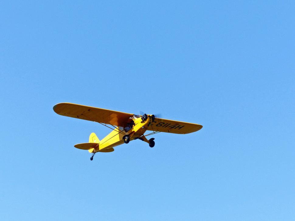 Free Image of Airplane Against A Cloudless Sky 