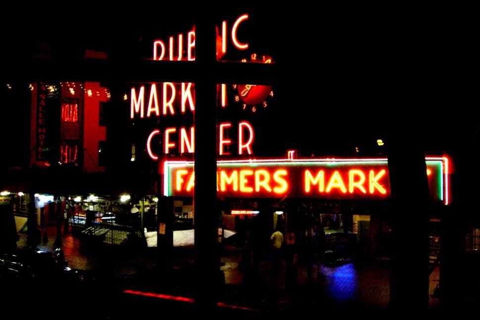 Free Image of Seattle Public Market at night 