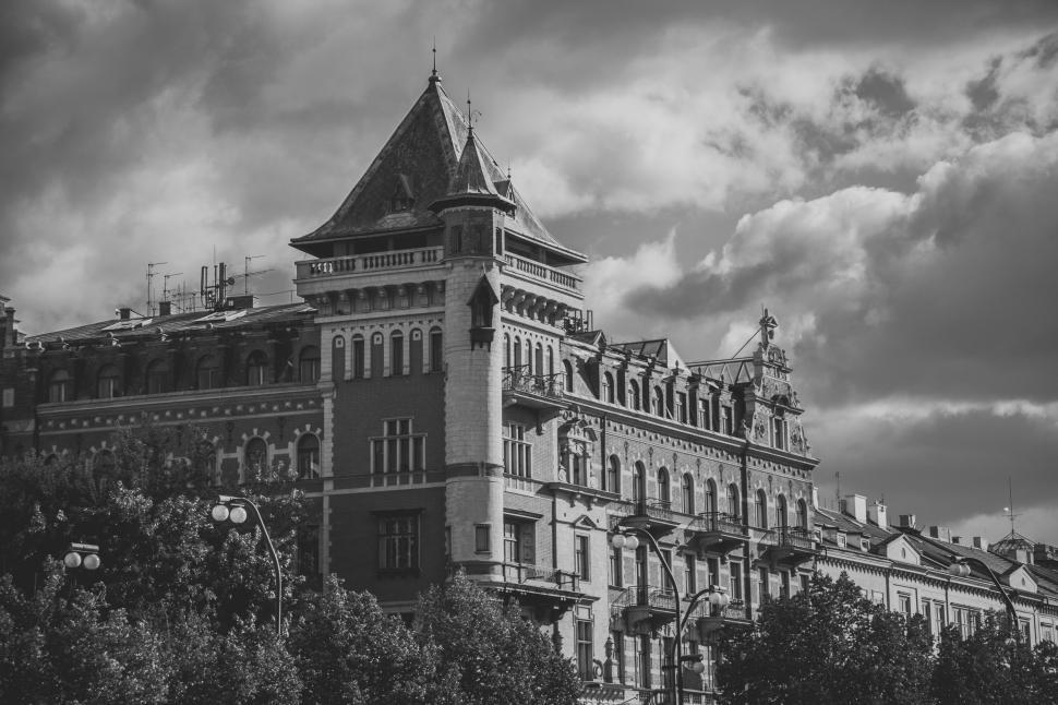 Free Image of Impressive Architecture: Black and White Photo of a Large Building 