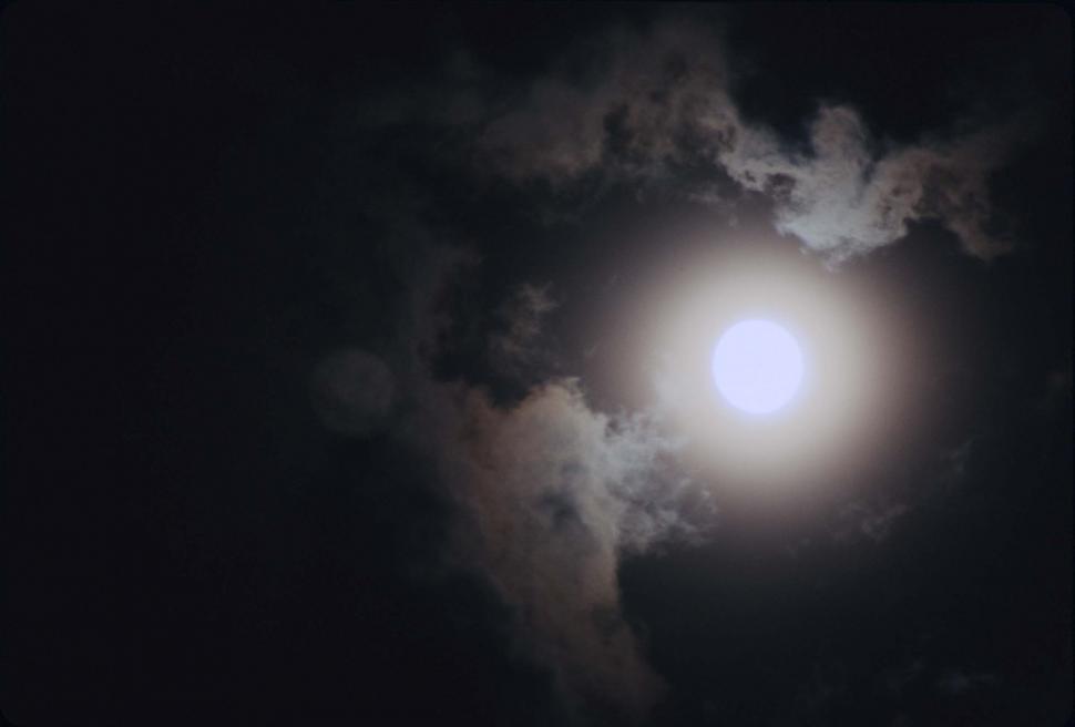 Free Image of Glowing moon 