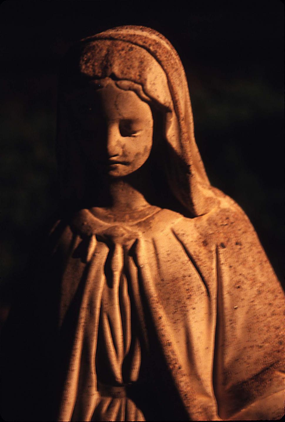 Free Image of Virgin Mary statue 