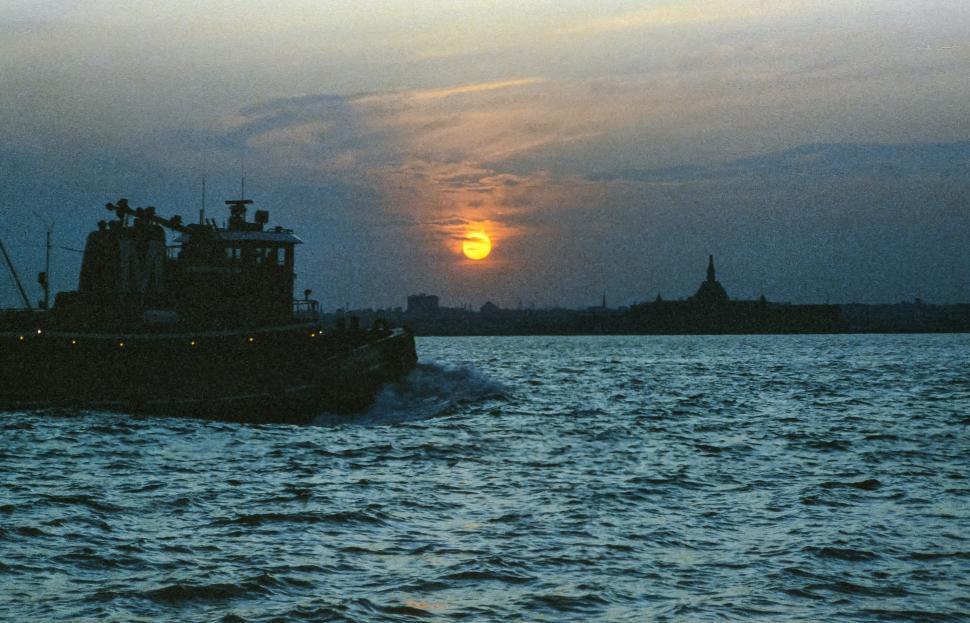 Free Image of Sunset and Ship 