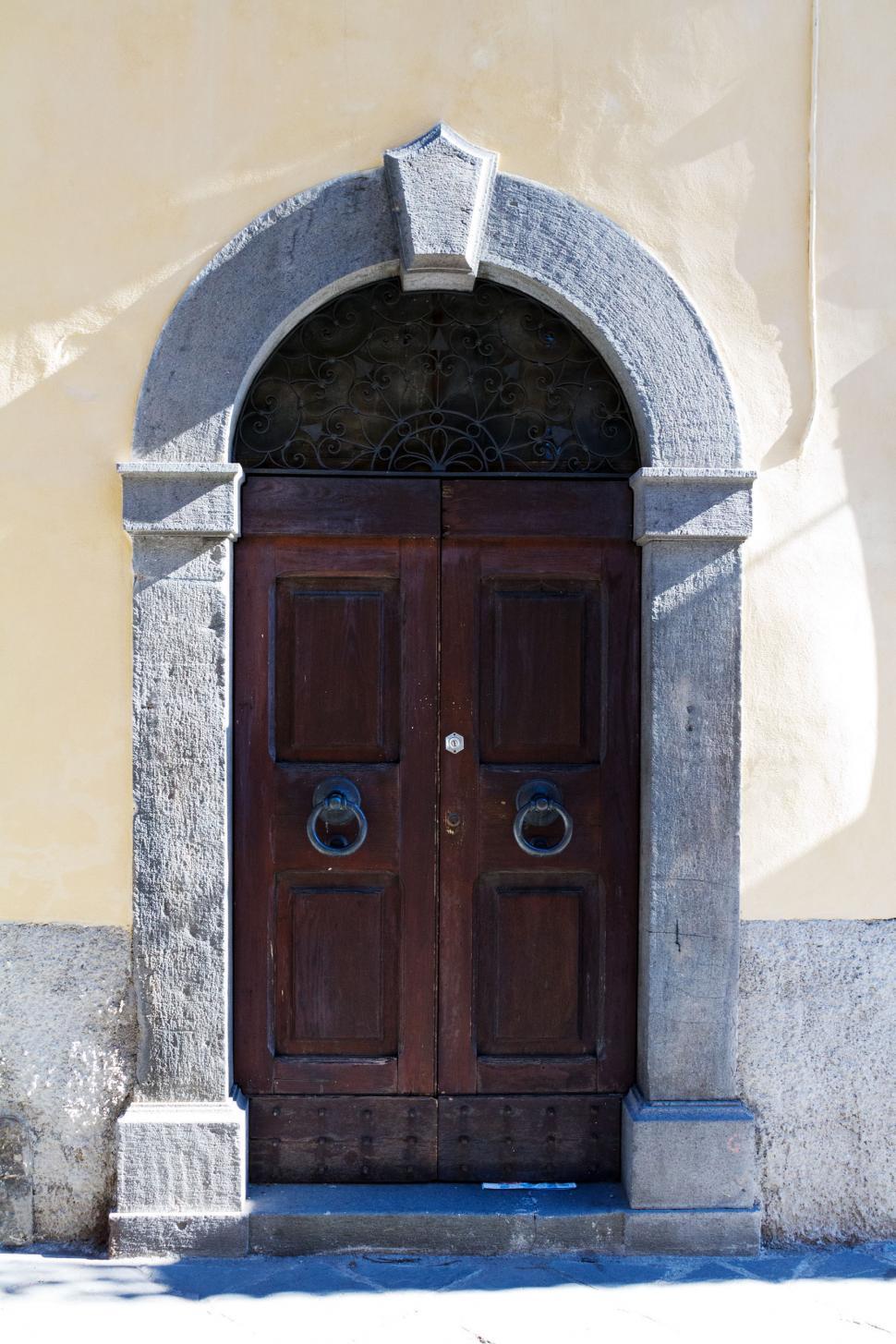 Free Image of Old brown doors 
