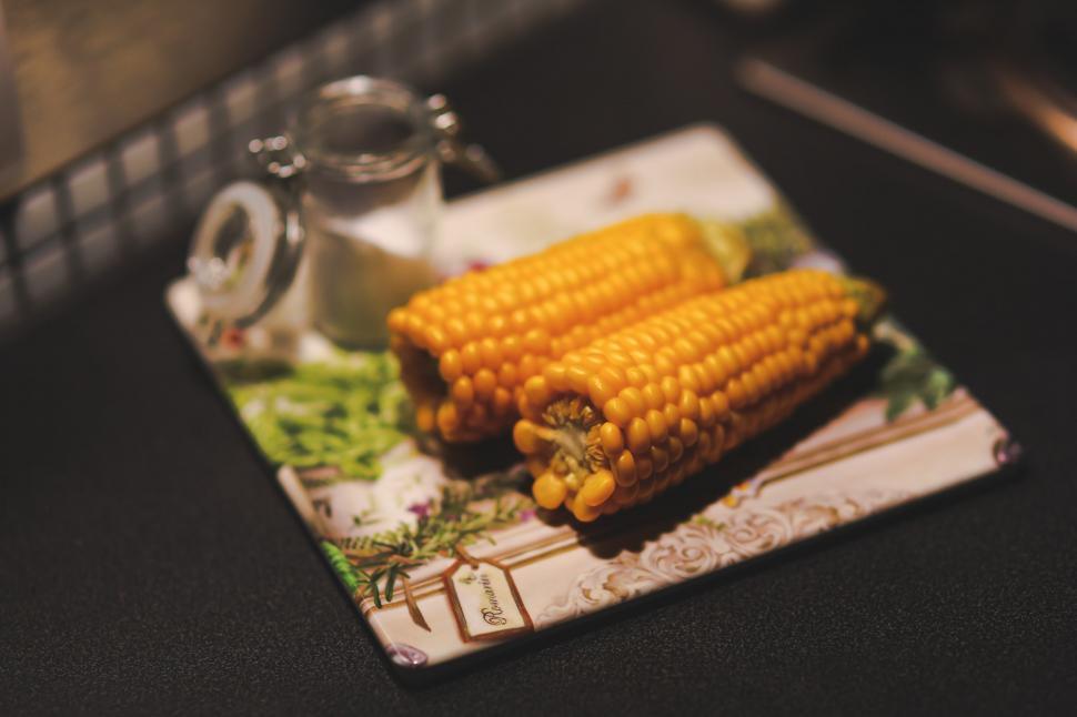 Free Image of Plate of Corn on the Cob on Table 