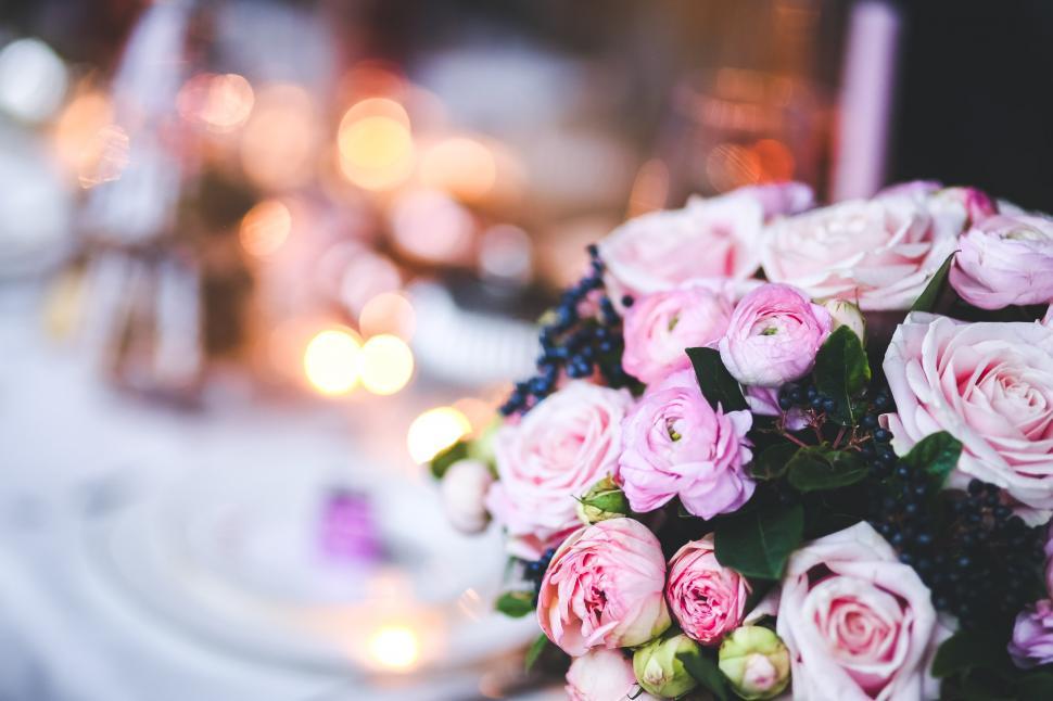 Free Image of Bouquet of Pink Roses on Table 