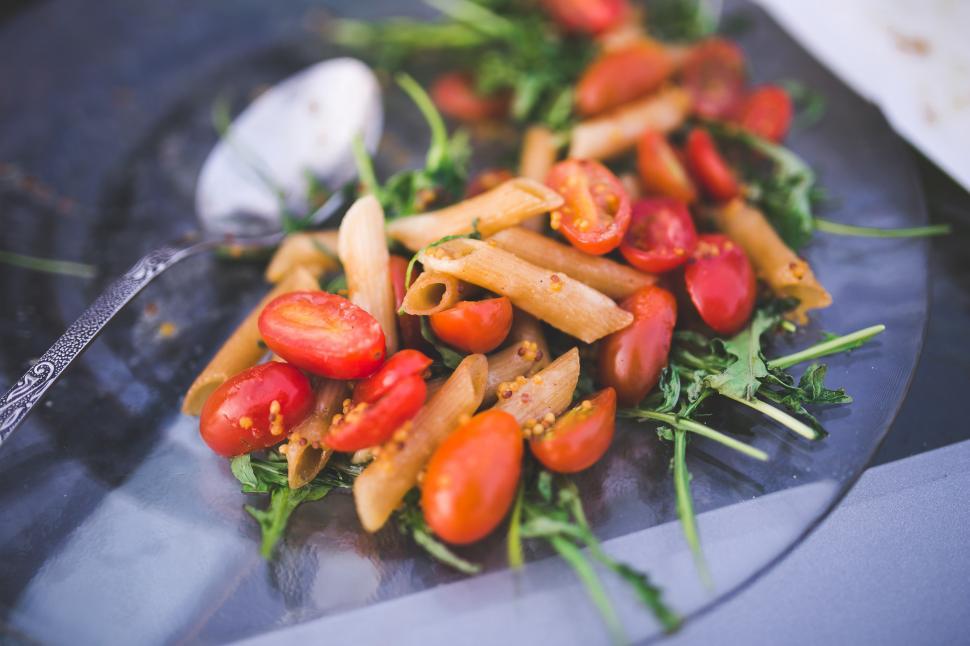 Free Image of Blue Plate With Pasta and Tomatoes 