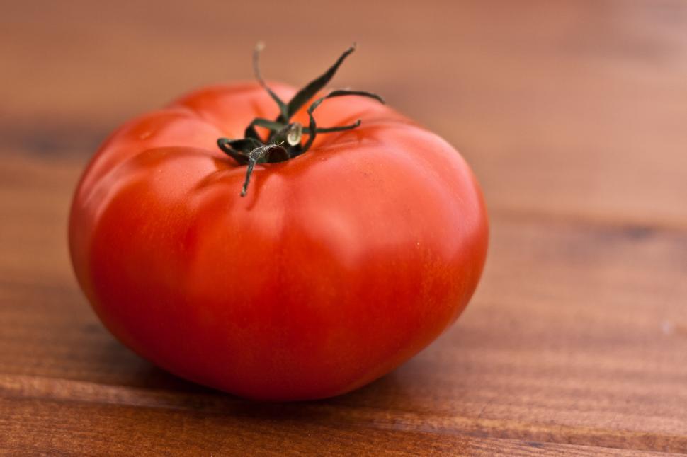 Free Image of A Tomato on a Wooden Table 