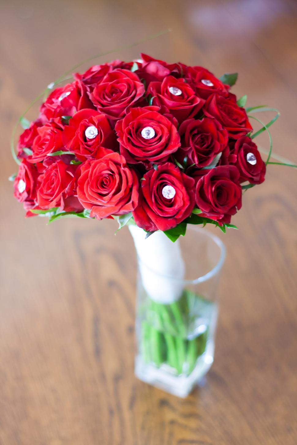 Free Image of A Bouquet of Red Roses in a Vase on a Table 