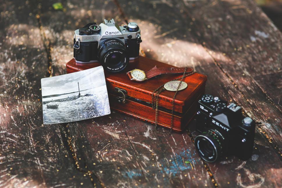 Free Image of Wooden Box With Camera 