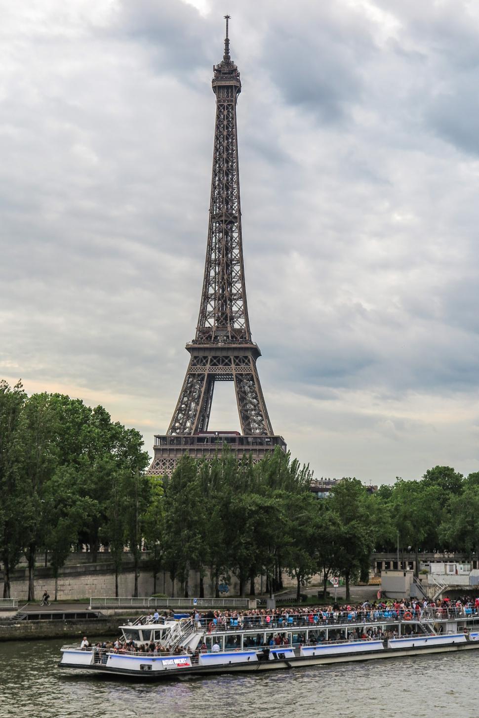 Free Image of Tourist boat and Eiffel Tower 