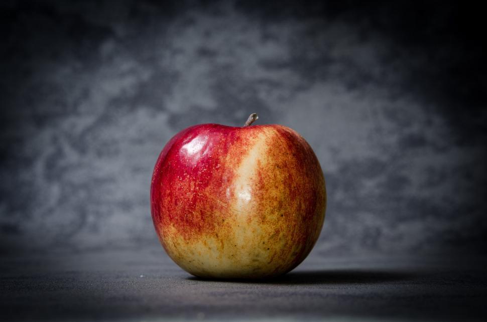 Free Image of Red Apple on Top of Table 