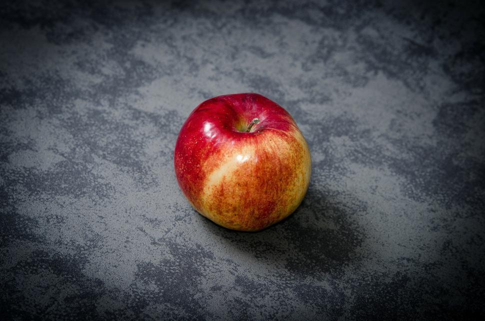 Free Image of Red Apple on Table 