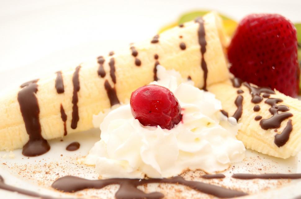 Free Image of Banana Split With Whipped Cream and Strawberry 