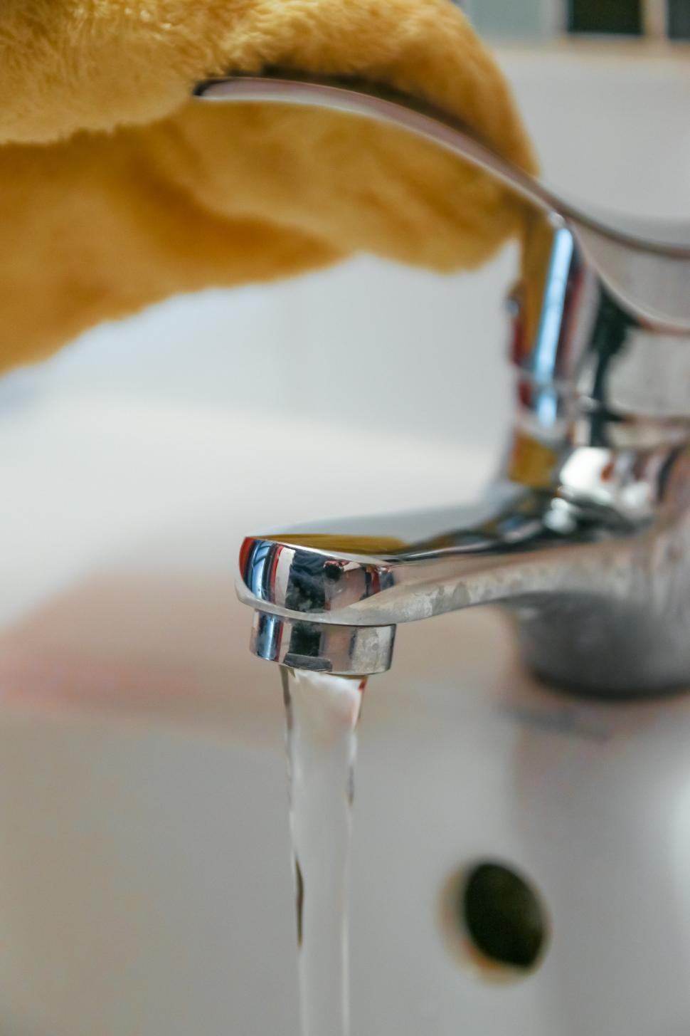 Free Image of Close Up of Faucet With Running Water 