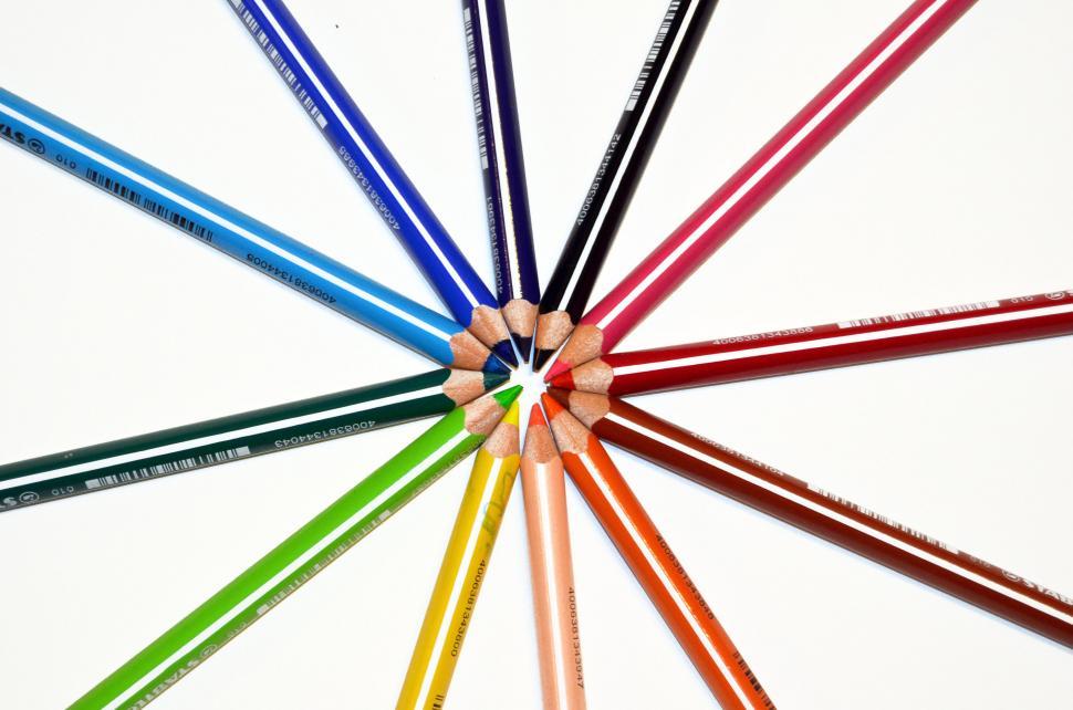 Free Image of Colored Pencils Arranged in a Circle 