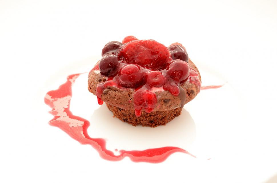 Free Image of Chocolate Muffin With Raspberries 