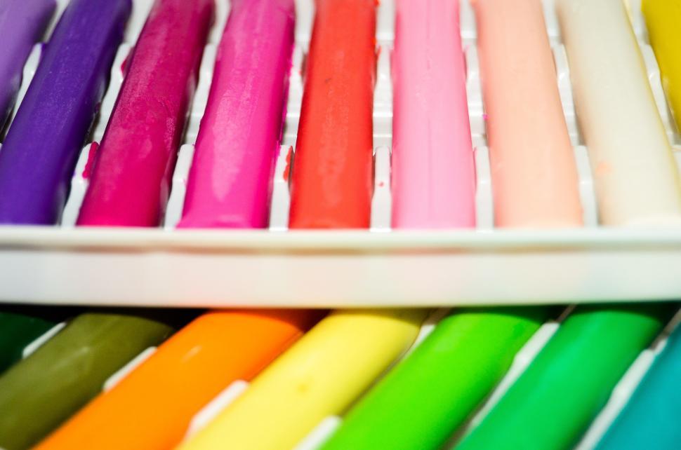 Free Image of Tray Filled With Different Colored Crayons 