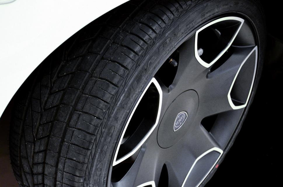 Free Image of tire hoop band wheel strip car wheel car auto automobile boundary machine vehicle 