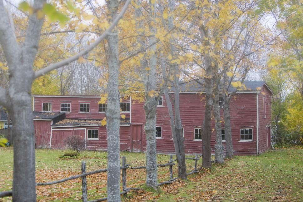 Free Image of Red barn with trees	 