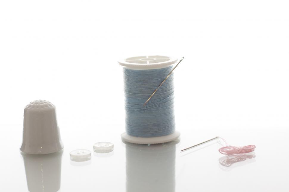 Free Image of Thimble, buttons and thread 