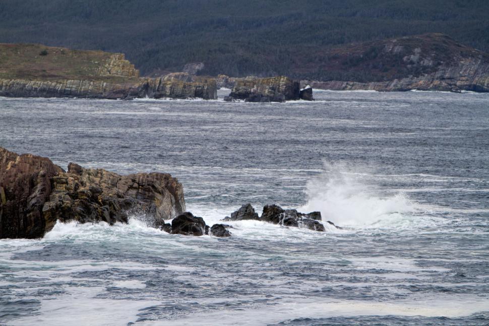 Free Image of Waves breaking on rocks 