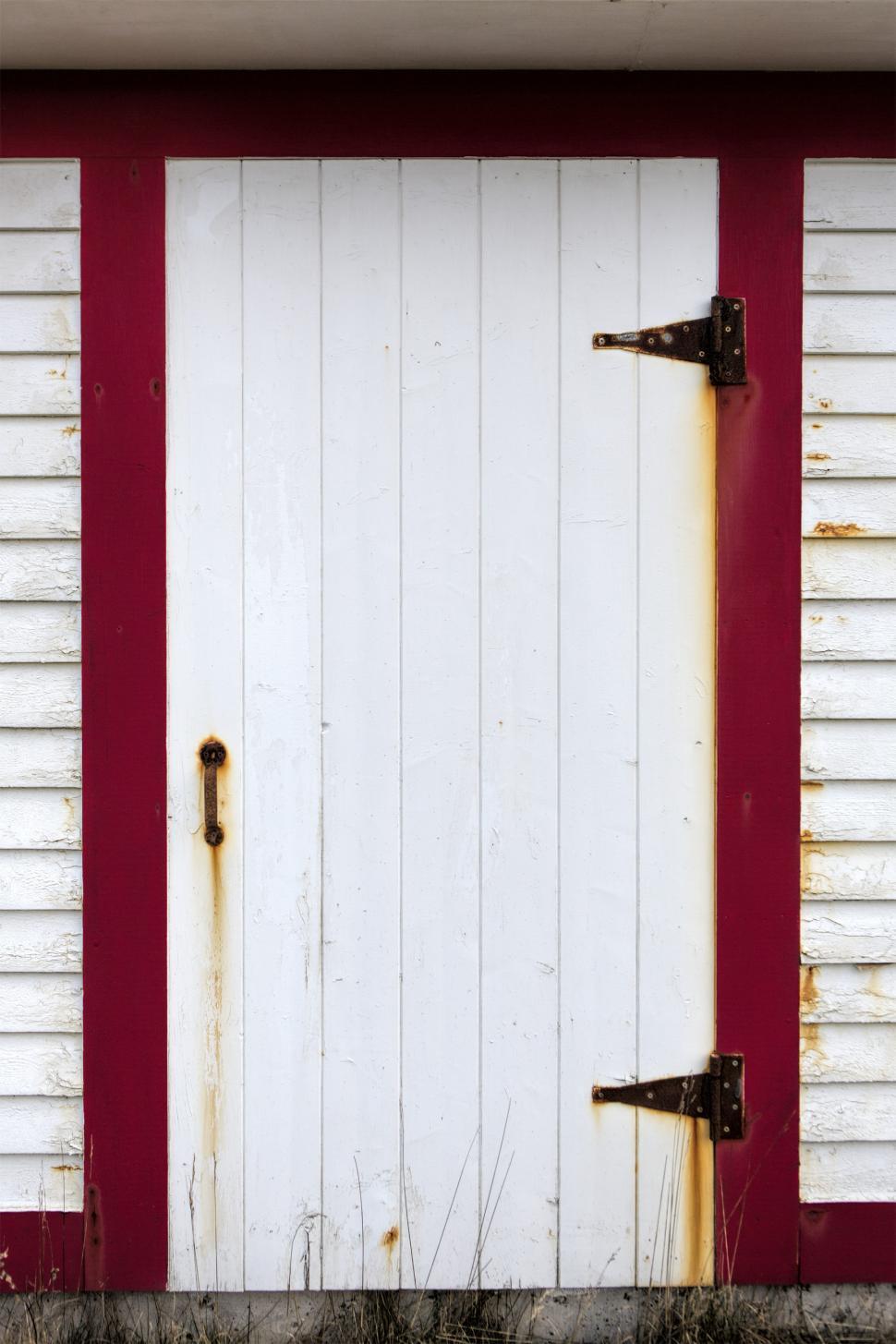 Free Image of White and red door 