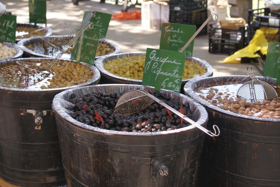 Free Image of Olives in buckets 