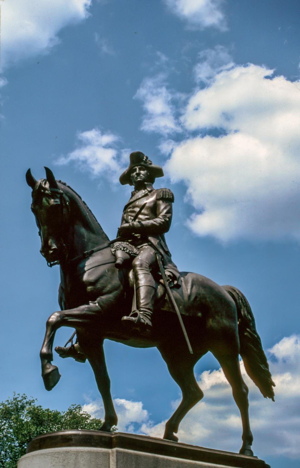 Free Image of Mounted George Washington statue 