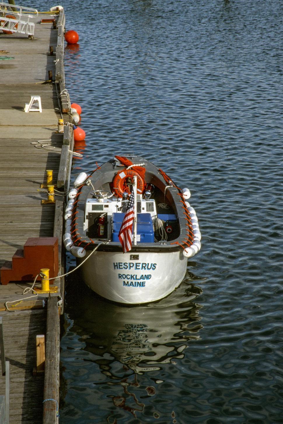 Free Image of Boat Tied To Dock 