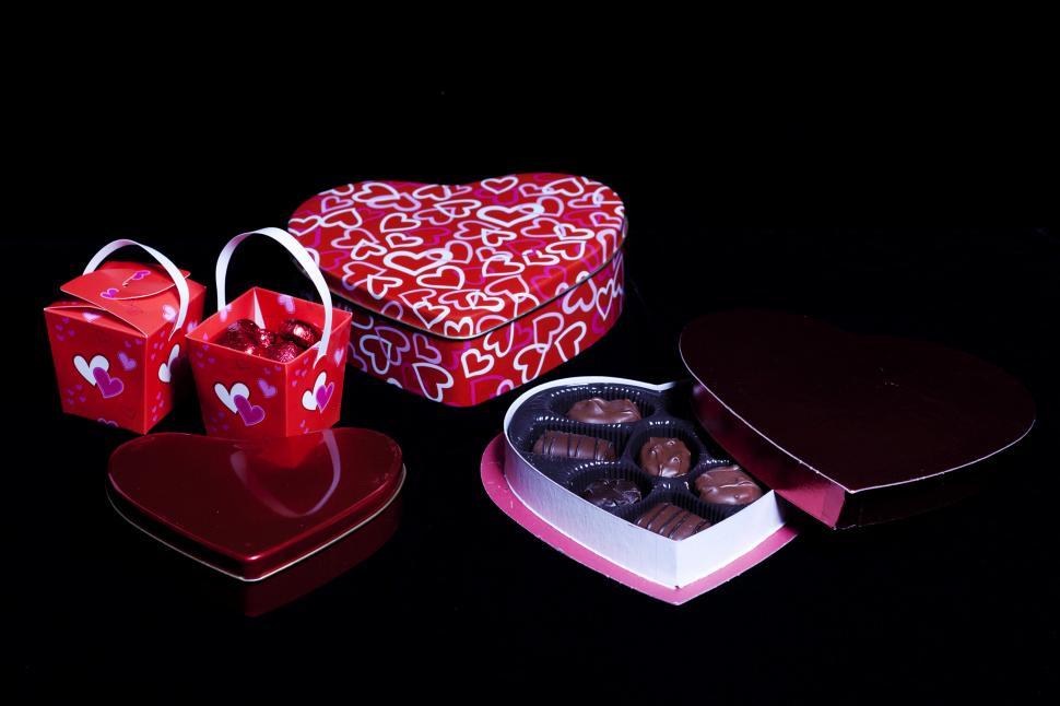 Free Image of Valentine s day gift and chocolates 