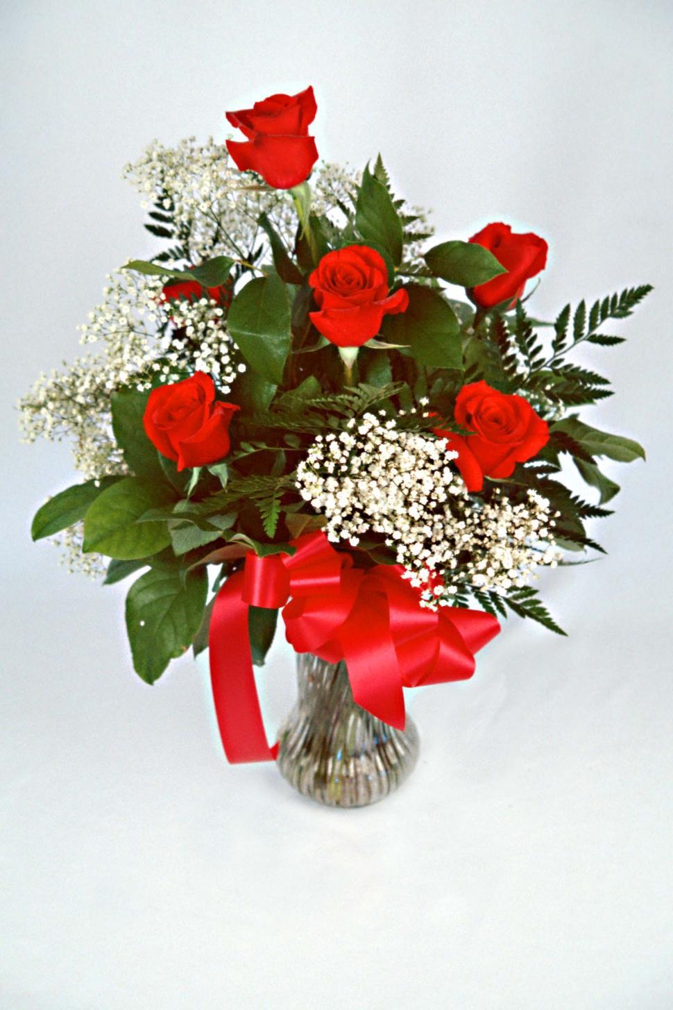 Free Image of flowers roses bouquet valentines date floral florist vase love romantic romance blooms petals arrangement ribbons bows leaves babys breath 