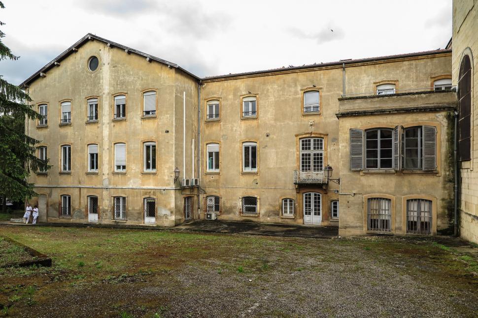 Free Image of Rear of a facility in France 