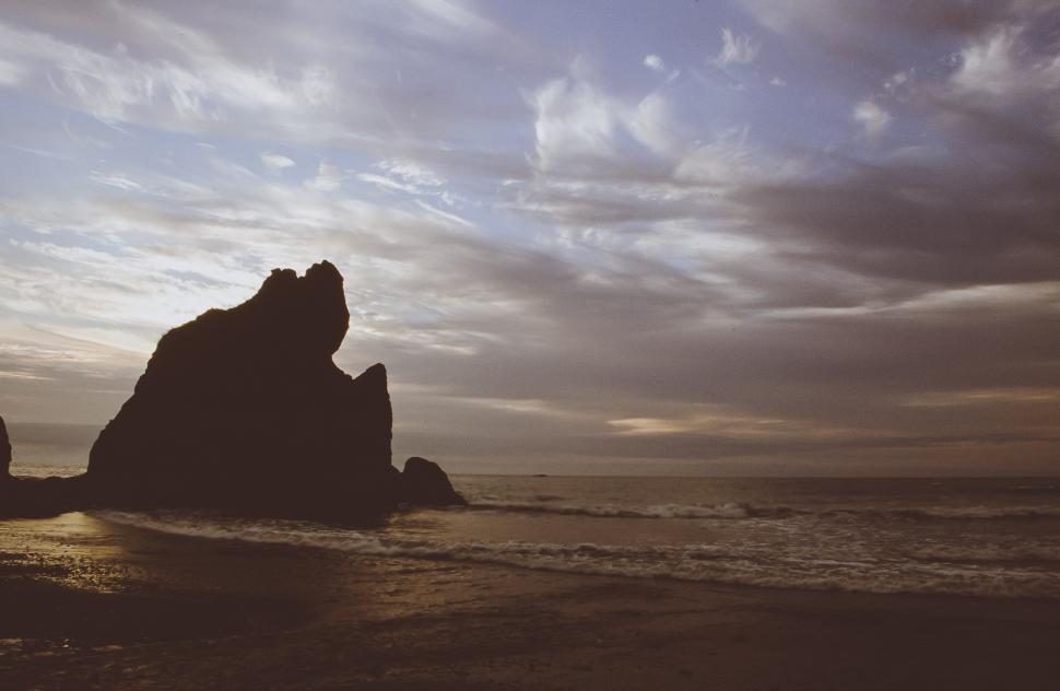 Free Image of Background of Ruby Beach and Rock Formation 