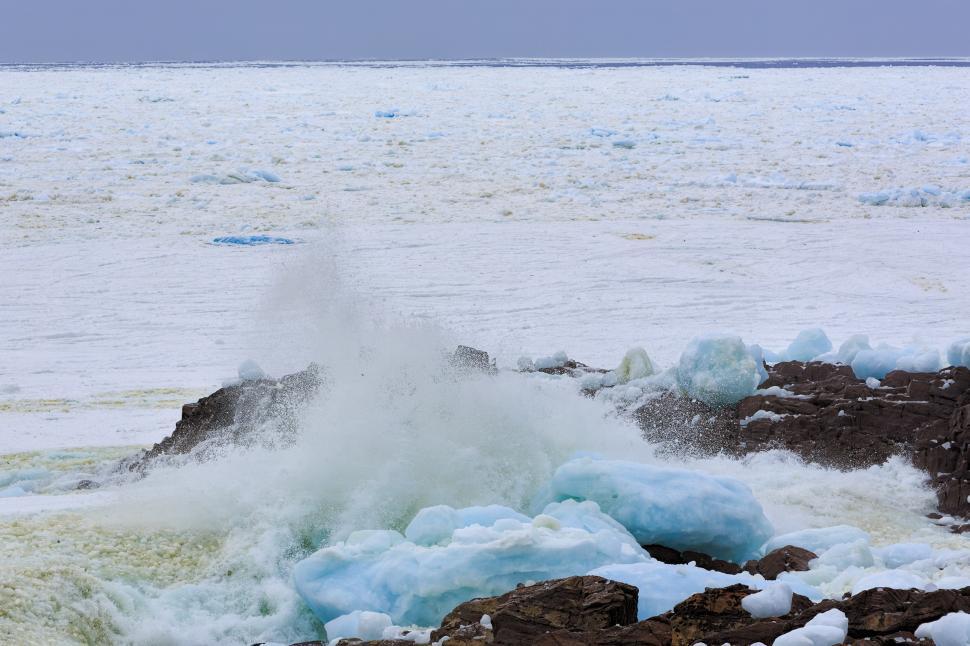 Free Image of Waves breaking over ice 