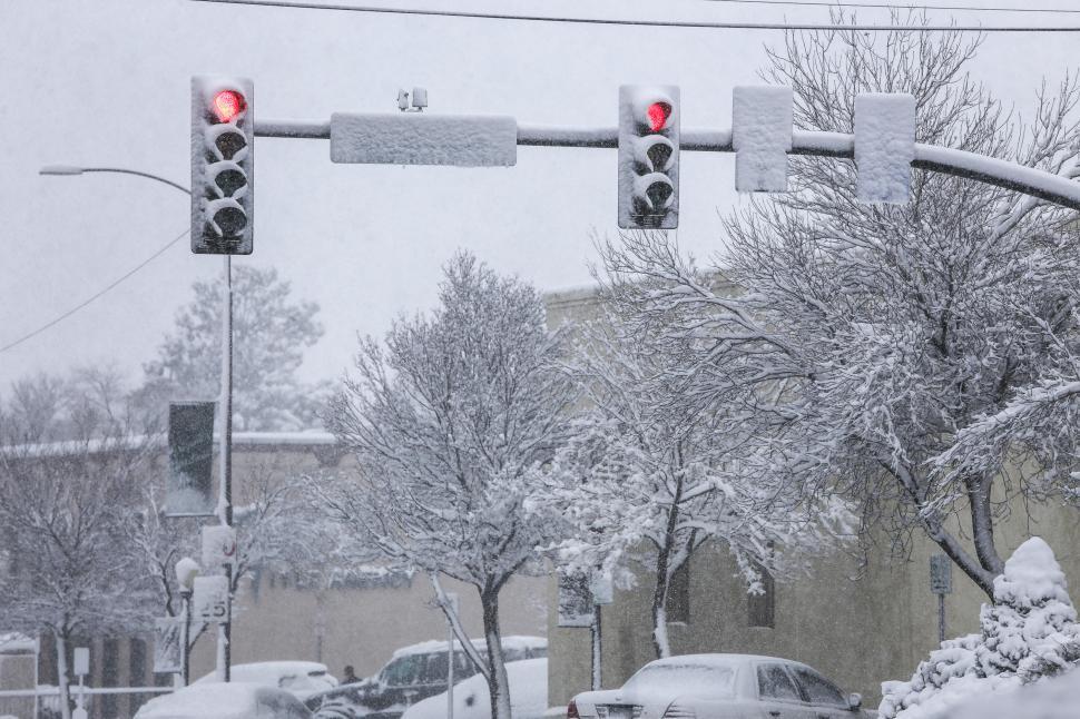Free Image of Snowy traffic lights 